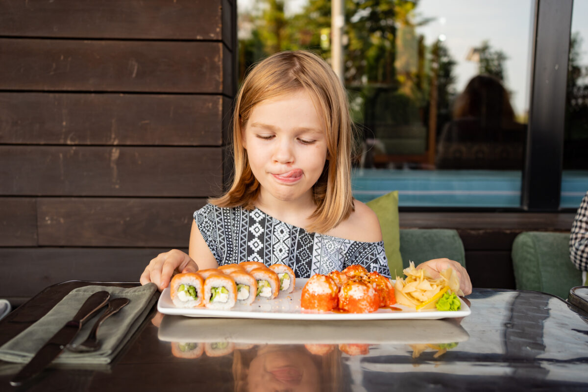 A girl to eat Sushi